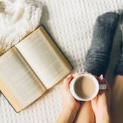 egy kávé, egy könyv, egy zoknis láb