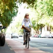 bicikliző városi nő