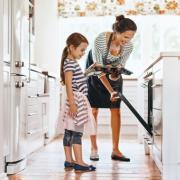 Anya lányával takarít a konyhában