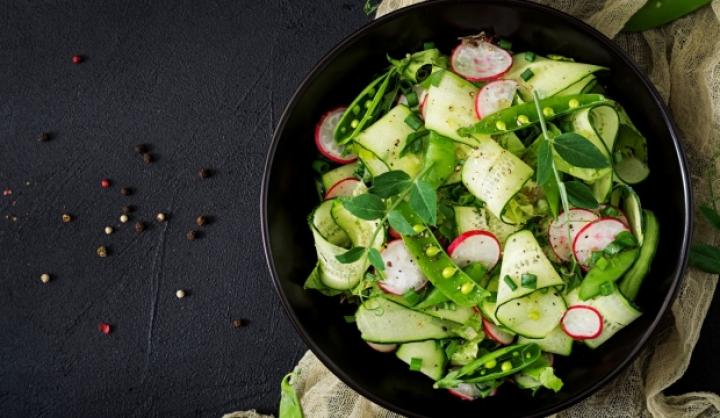 Friss saláta zsenge zöldborsóval
