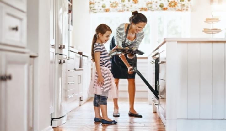 Anya lányával takarít a konyhában