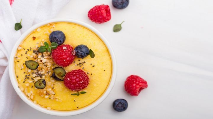 Gyümölcsös, joghurtos polenta recept